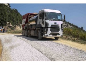 Erdemli’de İçmeler mevkinin yolu yapıldı