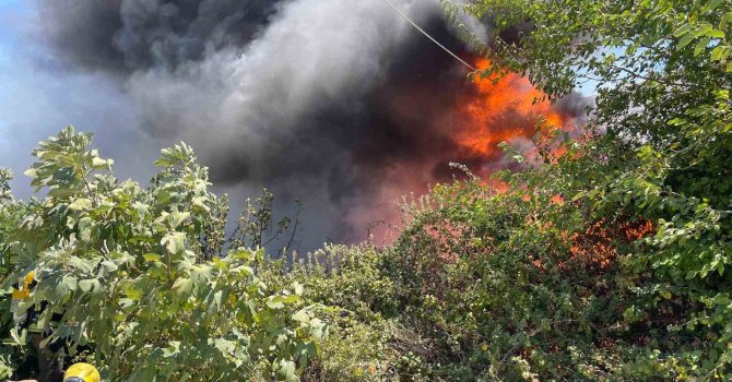 İnşaat malzemeleri bulunan depoda çıkan yangında tedirgin eden patlama