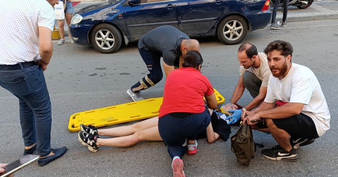 Cipin açılan kapısına çarpan motosiklet sürücüsü saniyelerle ölümden döndü