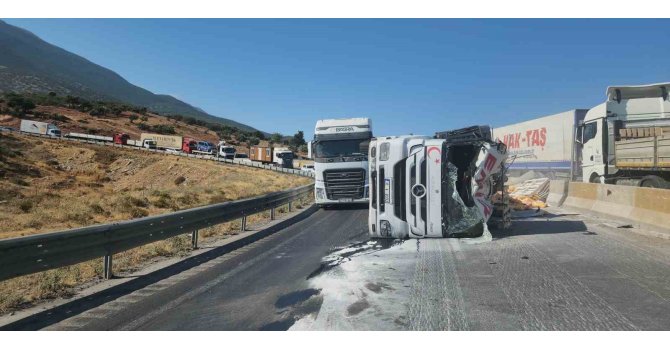 Devrilen tırdan onlarca çimento torbası yola savruldu