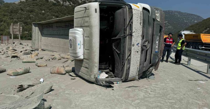 Burdur-Antalya karayolunda tır devrildi, yol trafiğe kapandı