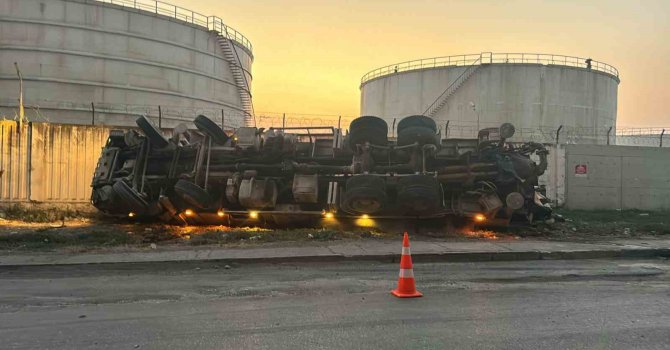 Hatay’da beton pompası taşıyan tır devrildi