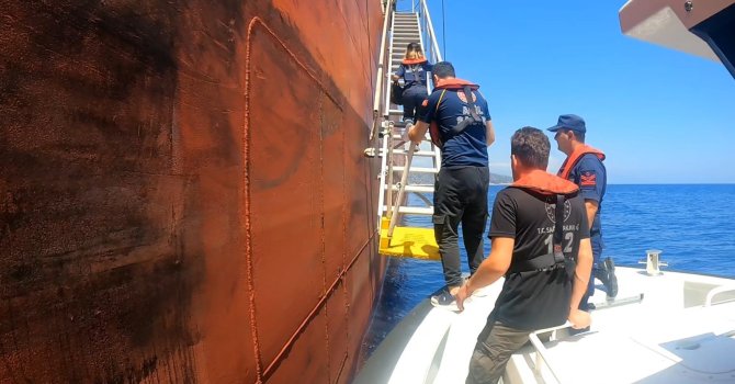 Gemide kalp krizi geçiren çalışan sahil güvenlik ekiplerince gemiden alınarak hastaneye götürüldü