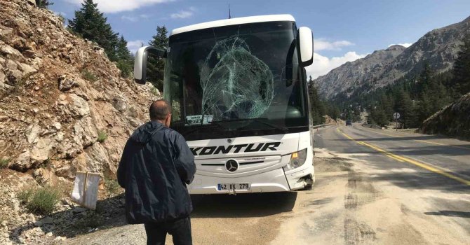 Antalya’da yolcu otobüsünün bariyerlere çarptığı kaza ucuz atlatıldı