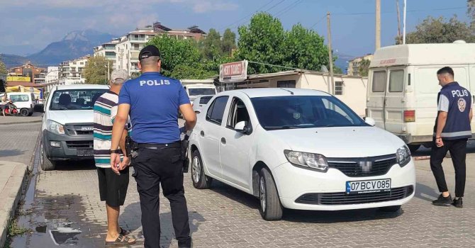 İki araca çarpan otomobilin sürücüsü yaralandı