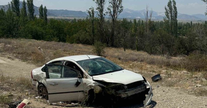 Burdur-Fethiye karayolunda kontrolden çıkan otomobil şarampole düştü: 4 yaralı