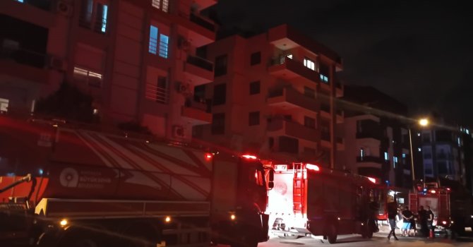 Dairede çıkan yangın apartman sakinlerini sokağa döktü