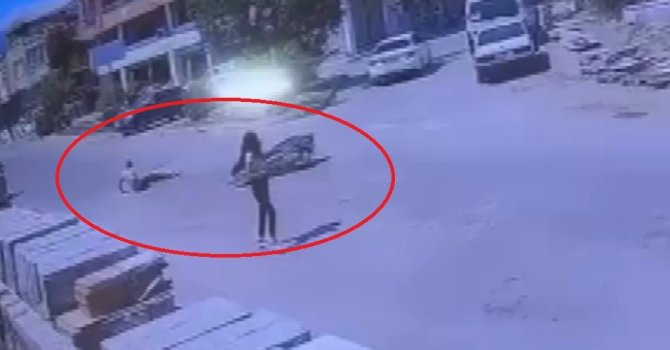 Dönüş yapmak isterken kazaya sebebiyet verdi, arkasına bile bakmadan gitti: O anlar kamerada