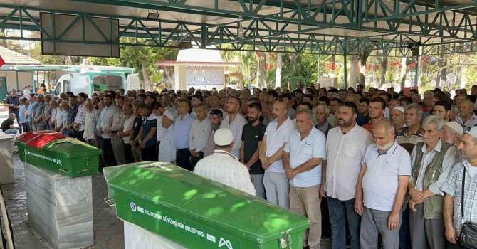 Mersin’de ‘yol verme’ kavgasında ölenlerden 2 kişi toprağa verildi