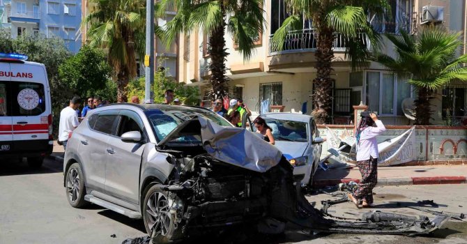 İki otomobil kavşakta çarpıştı, sürücüler hava yastığı sayesinde kazayı sıyrıklarla atlattı