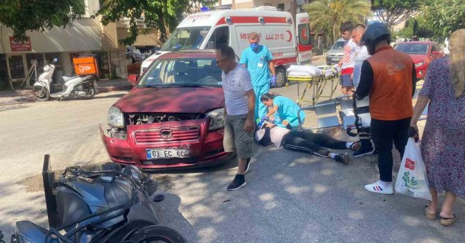 Antalya’da kurye motosikletten fırlayarak yaralandı: O anlar kamerada