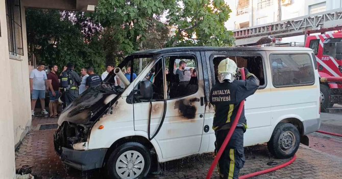 İnip park ettiği araç 5 dakika sonra alev alev yandı