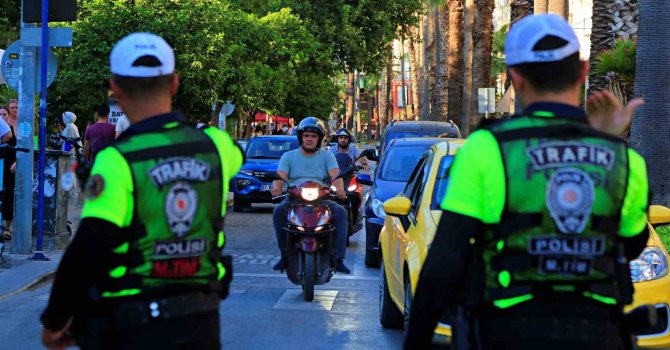 Trafik cezası yiyeceklerini düşünürken güvenli sürüş hakkında bilgi aldılar