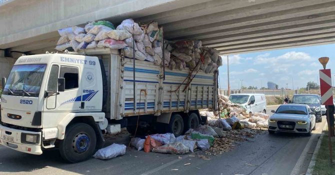 Adana’da tahta yüklü kamyon köprü altında sıkıştı