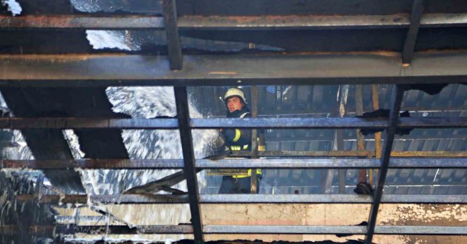 İzolasyon malzemesi bulunan işletmede çıkan yangın korkuttu