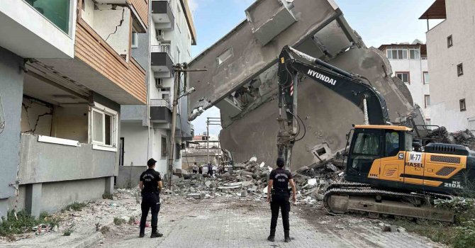 Yıkımı yapılan 5 katlı bina, vatandaşlarını yaşadığı binanın üzerine devrildi