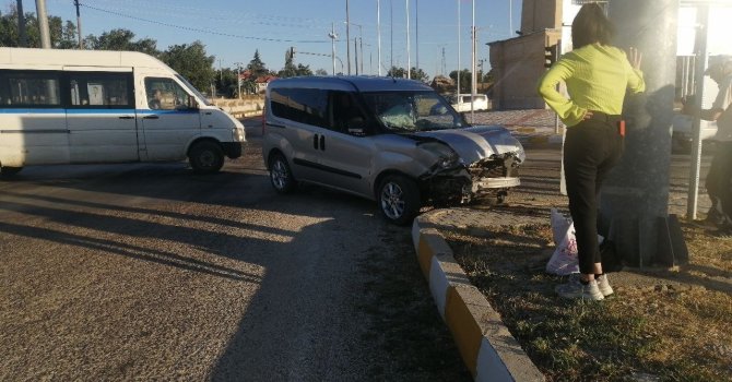 Isparta’da hafif ticari araç ile cip çarpıştı: 1 yaralı