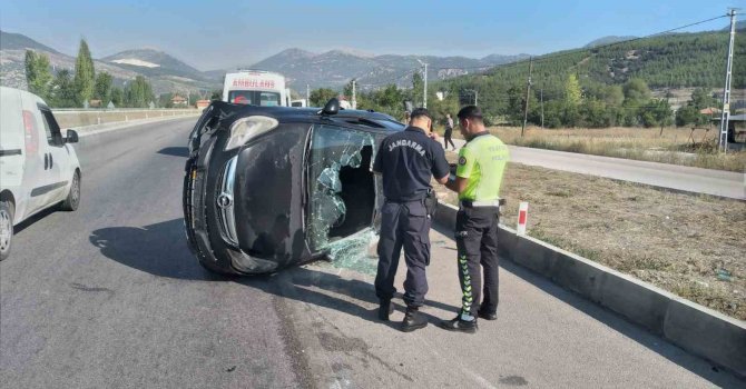 Burdur’da kontrolden çıkan otomobil refüje çarpıp devrildi: 1 yaralı