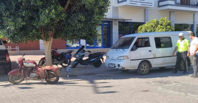 Motosiklet, minibüsün açılan kapısına çarptı: 2 yaralı