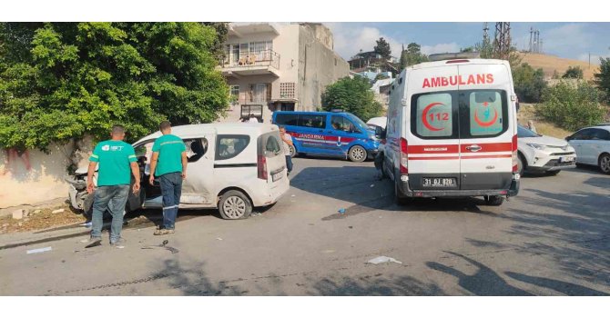 Ambulans ile hafif ticari araç çarpıştı: 9 kişi yaralandı