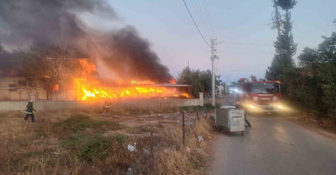 Antalya’da koli karton fabrikasında korkutan yangın