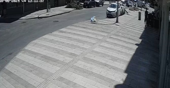 Kaza yapan motosiklet, aracın altından güçlükle çıkarıldı