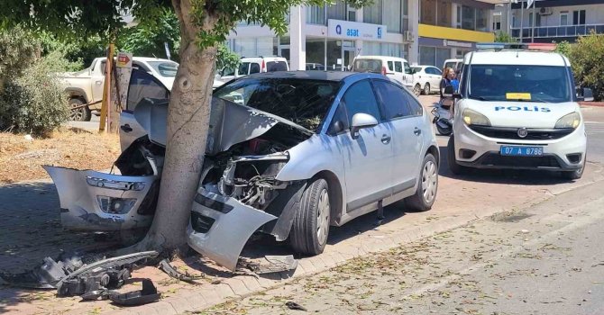 Ağaca çarpan otomobil hurdaya döndü, sürücü kazayı yaralanmadan atlattı