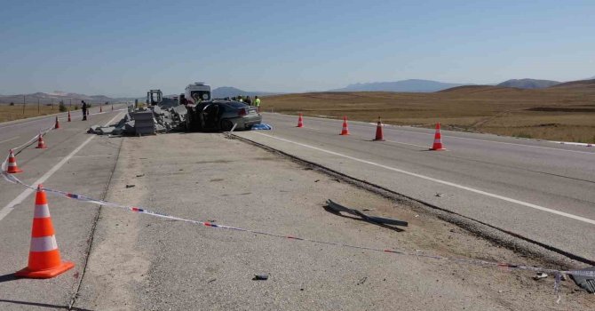 Burdur’da otomobil, refüj yapımı için bırakılan bordür taşı yığınına çarptı: 2 ölü, 1 yaralı