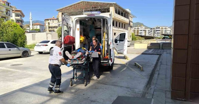 Antalya’da kontrolden çıkan cip uçuruma yuvarlandı: 2 yaralı