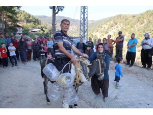 Susuz kalan köylü eşek ve katır ile su taşıyor