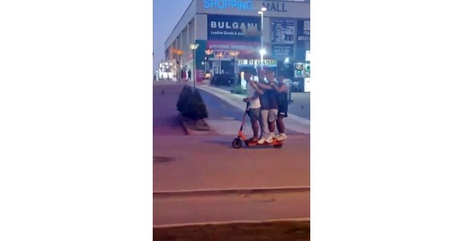 Scooter’a 4 kişi binerek kameraya poz verdiler