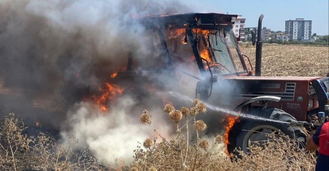 Tarlada çalışan traktör alev alev yandı