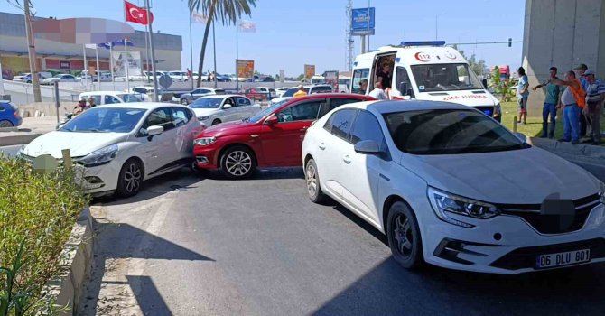 Kaza yapan iki otomobil, kırmızı ışıkta bekleyen araca çarptı: 3 yaralı