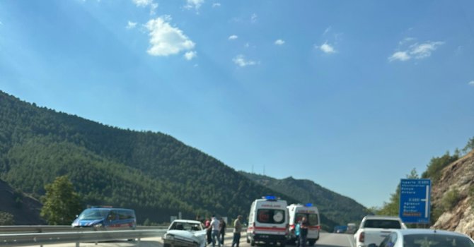 Isparta’da otomobil bariyerlere çarptı: 1’i bebek 4 yaralı