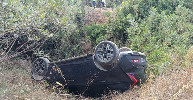 Uçurumdan uçan otomobildeki 2’si çocuk 3 kişi yaralandı