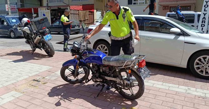 Kaybettiği plakasını başka motorda buldu