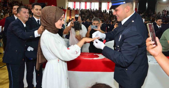 Mezun olan polis tören sonrası sevgilisine evlenme teklifi etti