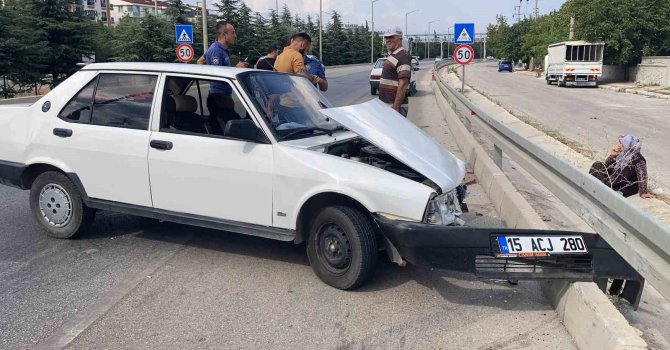 Freni patlayan Tofaş otomobil bariyerlere ve ardından bir araca çarptı: 1 yaralı