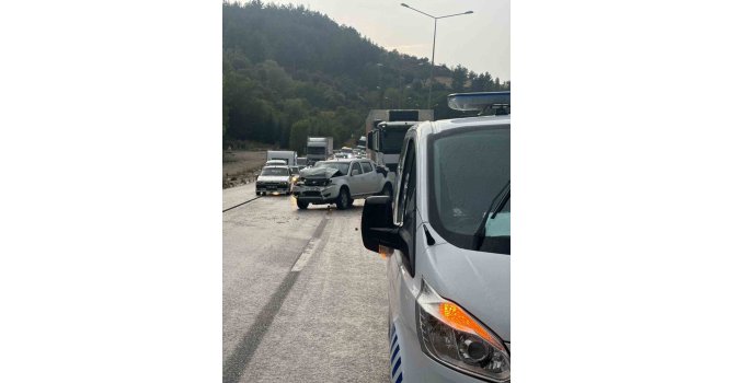 Burdur’da kamyonet önce önündeki tıra, ardından arkasından gelen kamyona çarptı: 4 yaralı