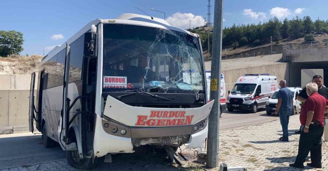 Burdur’da freni patlayan yolcu midibüsü üst yoldan otogar içine düştü:15 yaralı