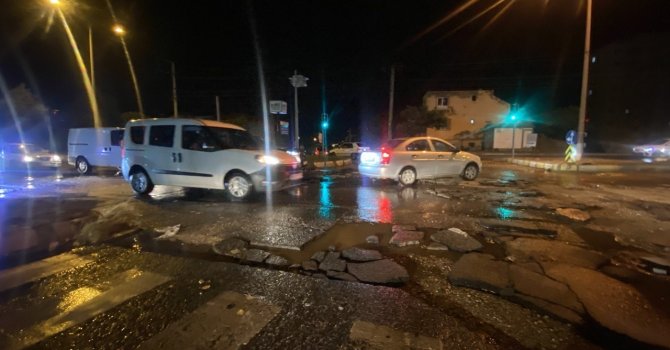 Kahramanmaraş’ta şiddetli yağmur hayatı felç etti, yol yarıldı