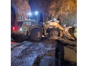 Onikişubat kırsalında heyelandan kapanan yollar trafiğe açılıyor