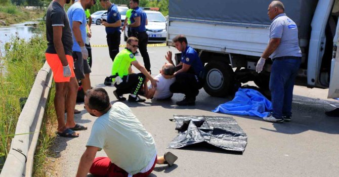 Antalya’da feci kaza, kamyonetin altında kalan motosiklet sürücüsü hayatını kaybetti