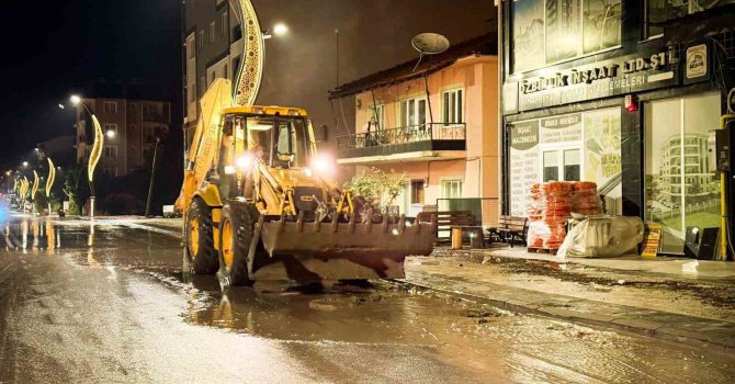 Burdur’da etkili olan sağanak yağış nedeniyle yollar göle döndü