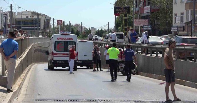 Motosiklet yayaya çarptı, o anlar güvenlik kamerasında