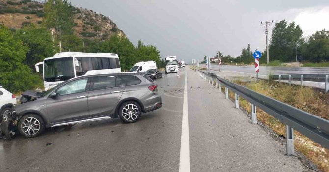 Burdur-Fethiye kara yolunda iki otomobil çarpıştı: 6 yaralı