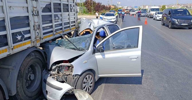 Otomobil park halindeki tıra çarptı, 21 yaşındaki genç kız yaşamını yitirdi