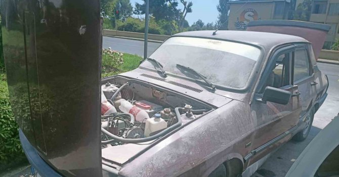 Alanya’da seyir halindeki otomobilde yangın paniği