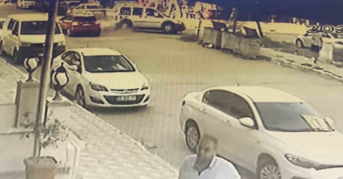 Otomobille çarpışan hafif ticari araç takla attı, herkes yardıma koştu: O anlar kamerada