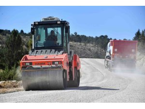 Silifke’de çiftçilerin kullandığı yollar yenileniyor